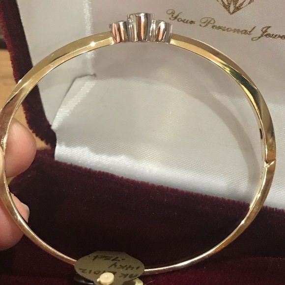 ๐HP๐Stunning 14KTT Diamond Bangle Bracelet - Picture 6 of 8